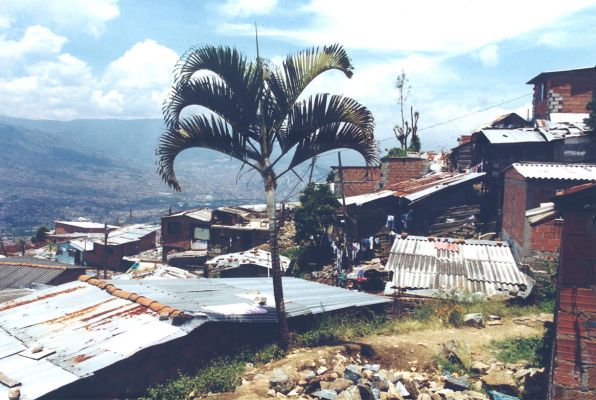 Viviendas precarias ubicadas en los alrededores del Cerro El Picacho, Medellin
CEHAP 1999
Palabras clave: TALLER 23 BARRIOS SUBNORMALES MEDELLIN