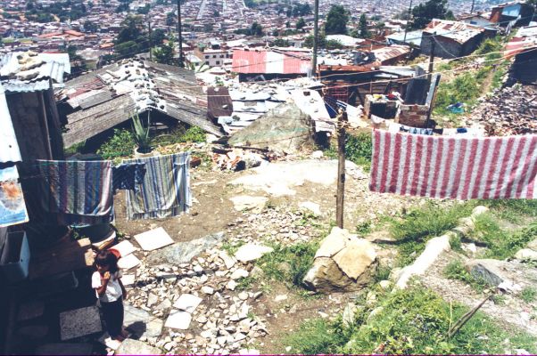 Solar en la Comuna Noroccidental, Medellin
CEHAP 1999
Palabras clave: TALLER 23