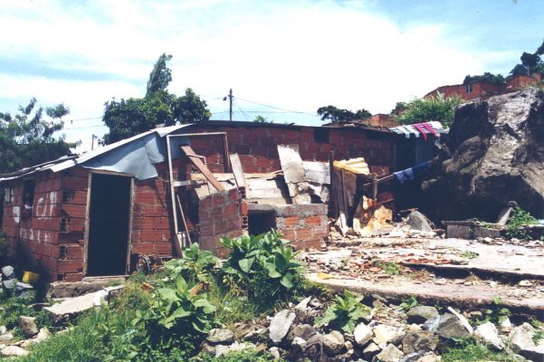 Espacio de vivienda demolida en la zona del Picacho, Medellin
CEHAP 1999

Palabras clave: TALLER 23 BARRIOS