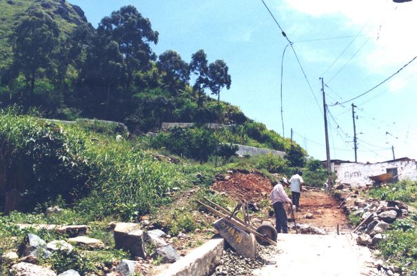 Sendero peatonal en construccion, zona del Picacho en Medellin
CEHAP 1999
Palabras clave: TALLER 23 CALLES BARRIOS