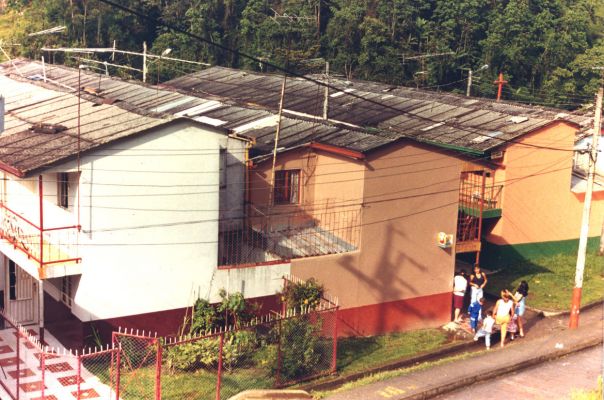 Exterior de viviendas en el area rural de Manizales
CEHAP 1999

Palabras clave: EJE CAFETERO