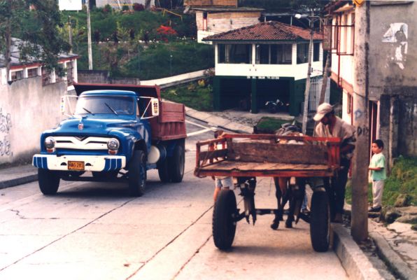Calle pavimentada, Manizales
CEHAP 1999
Palabras clave: EJE CAFETERO
