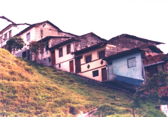 Viviendas en zona pendiente, Manizales
CEHAP 1999
Palabras clave: EJE CAFETERO VIVIENDA EN PENDIENTE
