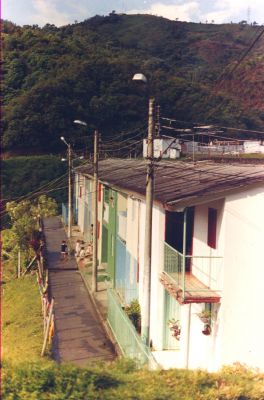 Viviendas con balcones tradicionales en Manizales
CEHAP 1999
Palabras clave: EJE CAFETERO