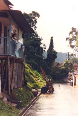 Calle pavimentada, Manizales
CEHAP 1999
Palabras clave: EJE CAFETERO BARRIOS MANIZALES