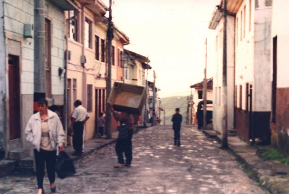 Una de las calles de Manizales
CEHAP 1999
Palabras clave: EJE CAFETERO