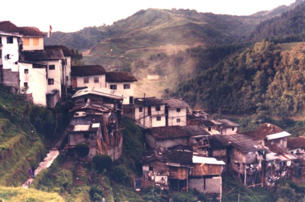 Viviendas en zona pendiente en Manizales
CEHAP 1999
Palabras clave: EJE CAFETERO VIVIENDA EN PENDIENTE