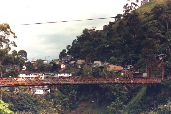 Puente colgante, barrios de Manizales
CEHAP 1999
Palabras clave: EJE CAFETERO PUENTES
