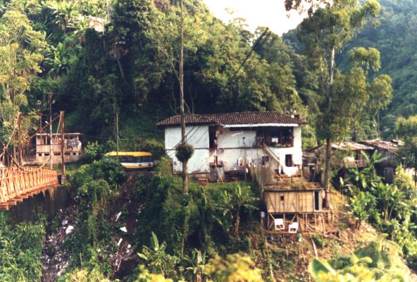 Vivienda en zona pendiente, barrios de Manizales
CEHAP 1999
Palabras clave: EJE CAFETERO VIVIENDA EN PENDIENTE