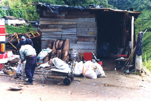 Deposito de chatarras, barrios de Manizales
CEHAP 1999
Palabras clave: EJE CAFETERO BASURAS