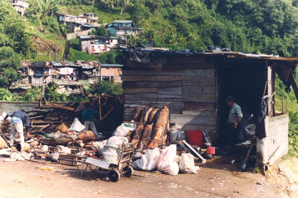 Deposito de chatarras, barrios de Manizales
CEHAP 1999
Palabras clave: EJE CAFETERO BASURAS