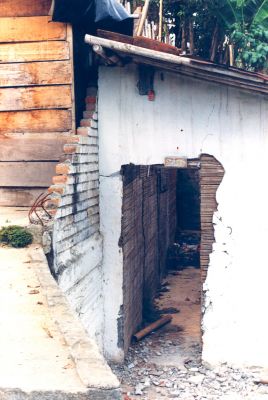 Vivienda parcialmente destruida por el terremoto en Armenia
CEHAP 1999
Palabras clave: EJE CAFETERO SISMOS