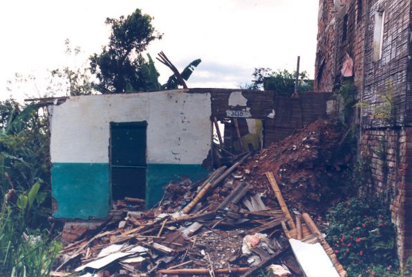 Vivienda totalmente destruida por el terremoto en Armenia
CEHAP 1999
Palabras clave: EJE CAFETERO SISMOS