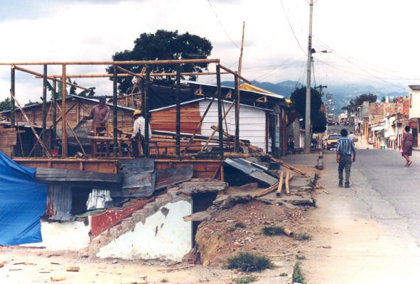 Proceso de reconstruccion de viviendas en guadua en Armenia
CEHAP 1999
Palabras clave: RECONSTRUCCION SISMOS GUADUA
