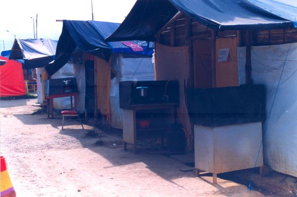 Viviendas provisionales en Armenia, Colombia, utilizadas como albergues despues del terremoto de 1999
CEHAP 1999
Palabras clave: VIVIENDAS TEMPORALES ALBERGUES SISMOS QUINDIO EJE CAFETERO