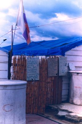 Carteles con mensajes de esperanza en viviendas temporales en La Tebaida, Eje Cafetero
CEHAP 1999
Palabras clave: VIVIENDAS TEMPORALES ALBERGUES SISMOS QUINDIO