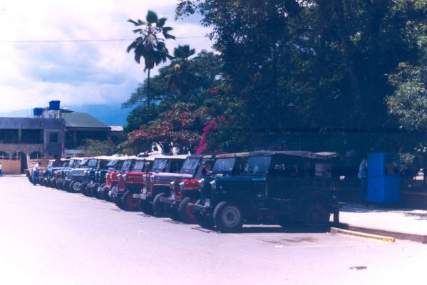 Estacionamiento de Jeeps en calle de La Tebaida
CEHAP 1999
Palabras clave: EJE CAFETERO