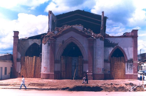 Iglesia semidestruida por el terremoto en La Tebaida
CEHAP 1999
Palabras clave: EJE CAFETERO IGLESIAS SISMOS QUINDIO