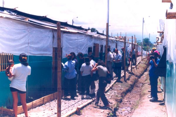 Visita a las viviendas temporales en La Tebaida
CEHAP 1999
Palabras clave: VIVIENDAS TEMPORALES ALBERGUES SISMOS