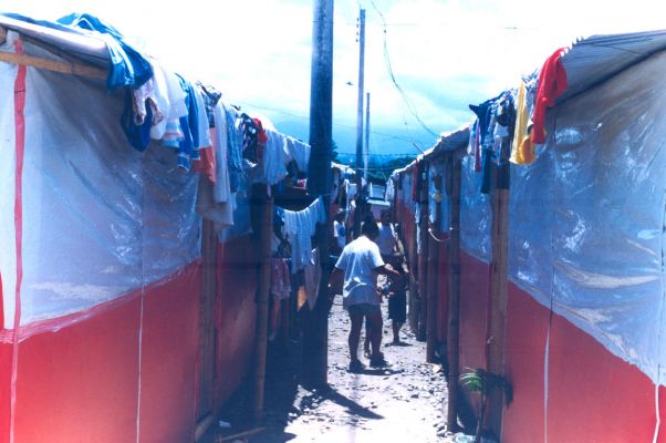 Espacios de circulacion entre las viviendas temporales en La Tebaida
CEHAP 1999
Palabras clave: VIVIENDAS TEMPORALES ALBERGUES SISMOS EJE CAFETERO