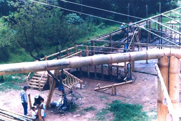Construcciones en guadua en La Tebaida
CEHAP 1999


Palabras clave: GUADUA