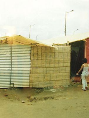 Viviendas temporales en esterilla de guadua, Armenia
CEHAP 1999
Palabras clave: VIVIENDAS TEMPORALES
