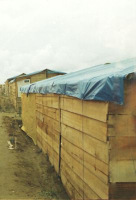 Lado posterior de viviendas temporales construidas en madera en Armenia
CEHAP 1999
Palabras clave: VIVIENDAS TEMPORALES ALBERGUES SISMOS QUINDIO EJE CAFETERO