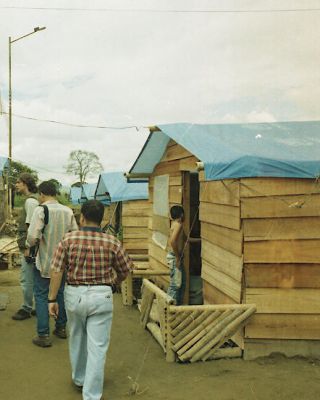 Viviendas temporales en madera, Armenia
CEHAP 1999
Palabras clave: VIVIENDAS TEMPORALES ALBERGUES SISMOS EJE CAFETERO