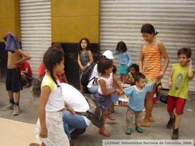 Taller en calles del Barrio San Lorenzo con los habitantes del Inquilinato Residencia de Los Andes, Medellin
CEHAP
2006
Palabras clave: TALLER LOS ANDES NIQUITAO