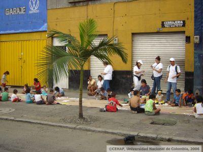 Ninos pintando Ilusiones en Taller con los inquilinos de la Residencia los Andes en el sector de San Lorenzo, Medellin
CEHAP
2006
Palabras clave: TALLER LOS ANDES ESPACIO PUBLICO