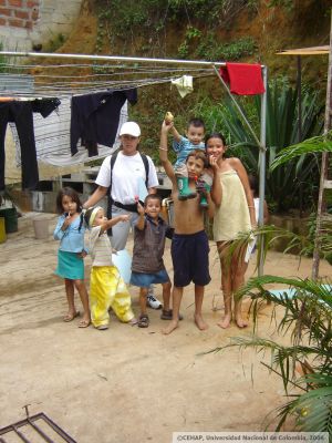 Habitantes de Inquilinato en Niquitao, con tallerista en patio de ropas y zona de juego
CEHAP
2006
Palabras clave: TALLER LOS ANDES NIQUITAO INQUILINATOS
