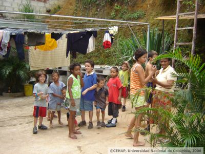 Habitantes de Inquilinato en Niquitao usando el espacio de lavaderos y tendederos como patio de juegos
CEHAP
2006
Palabras clave: TALLER LOS ANDES NIQUITAO INQUILINATOS