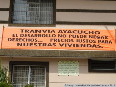 Cartel de protesta en vivienda por compra de predios en zona de influencia del Tranvia de Ayacucho
Cehap, 2012
Palabras clave: Tranvia Ayacucho Barrio Alejandro Echavarria
