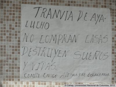 Cartel de protesta en vivienda por compra de predios en zona de influencia del Tranvia de Ayacucho
Cehap, 2012
Palabras clave: Infraestructura Tranvia Ayacucho