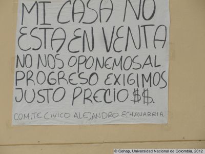 Cartel de protesta en vivienda por compra de predios en zona de influencia del Tranvia de Ayacucho
Cehap, 2012
Texto del cartel:"Mi casa no esta en venta no nos oponemos al progreso exigimos justo precio $$ Comité Cívico Alejandro Echavarría"
Palabras clave: Infraestructura Tranvia Ayacucho