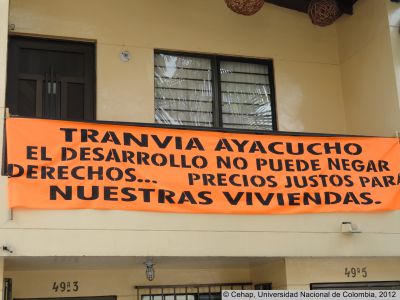 Cartel de protesta en vivienda por compra de predios en zona de influencia del Tranvia de Ayacucho
Texto del cartel: "Tranvía Ayacucho el desarrollo no puede negar derechos ... precios justos a nuestras viviendas"
Cehap, 2012
Palabras clave: Infraestructura Tranvia Ayacucho