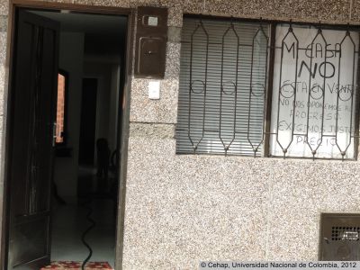 Cartel de protesta en vivienda por compra de predios en zona de influencia del Tranvia de Ayacucho
Cehap, 2012
Palabras clave: Infraestructura Tranvia Ayacucho