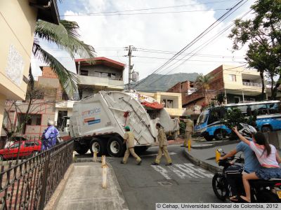 Carro recolector de basuras en barrio
Cehap, 2012
Palabras clave: Barrios Aseo