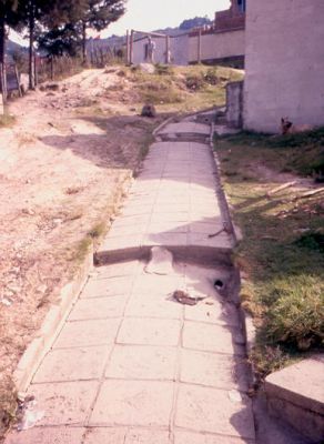 Anden de acceso peatonal a la urbanización Villa Sofía Medellín
1990
Palabras clave: VILLA SOFIA