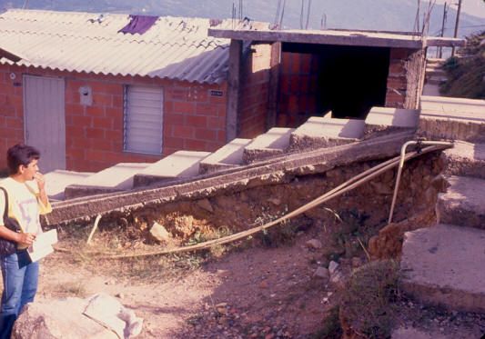 Tuberias a la vista en exteriores de la vivienda de la urbanización Villa Sofía Medellín
1990
Palabras clave: VILLA SOFIA