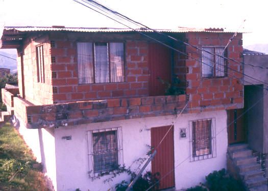 Fachada de vivienda de la urbanización Villa Sofía Medellín
1990
Palabras clave: VIVIENDA