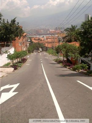 Via principal del barrio Las Palmas de Medellin
CEHAP 2001
Palabras clave: BARRIO LAS PALMAS MEDELLIN