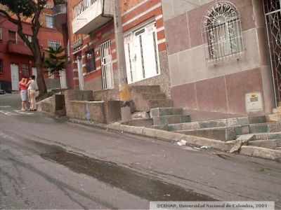 Fachada frontal de las viviendas tipicas del barrio Las Palmas
CEHAP 2001
Palabras clave: BARRIO LAS PALMAS MEDELLIN