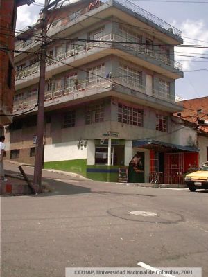 Inquilinato en esquina del barrio Las Palmas
CEHAP 2001
Palabras clave: BARRIO LAS PALMAS MEDELLIN
