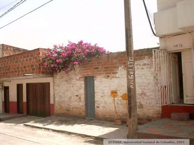 Fachada frontal de vivienda del barrio Las Palmas 
CEHAP 2001
Palabras clave: BARRIO LAS PALMAS MEDELLIN