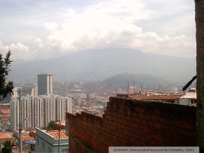 Panoramica del centro de Medellin y el cerro El Volador
CEHAP 2001
Palabras clave: BARRIO LAS PALMAS MEDELLIN