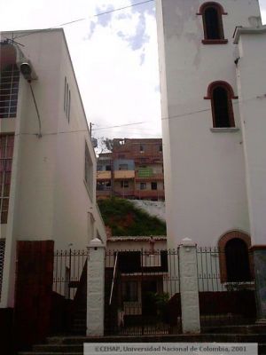 Acceso a Iglesia del barrio Las Palmas en Medellin
CEHAP 2001
Palabras clave: BARRIO LAS PALMAS MEDELLIN