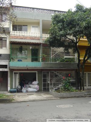 Fachada frontal de vivienda del centro de Medellin
CEHAP, 2006
Palabras clave: CENTRO MEDELLIN INQUILINATOS