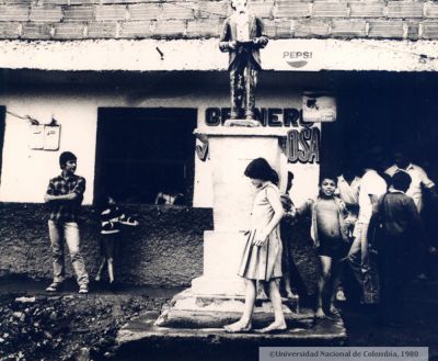 Granero popular en el barrio Santo Domingo Savio en 1980
Peval, 1980
Palabras clave: SANTO DOMINGO SAVIO MEDELLIN VIVIENDAS