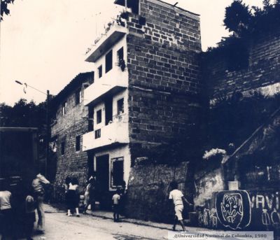 Via principal y vivienda de cuatro plantas en el barrio Santo Domingo Savio en 1980
Peval, 1980
Palabras clave: SANTO DOMINGO SAVIO MEDELLIN VIVIENDAS